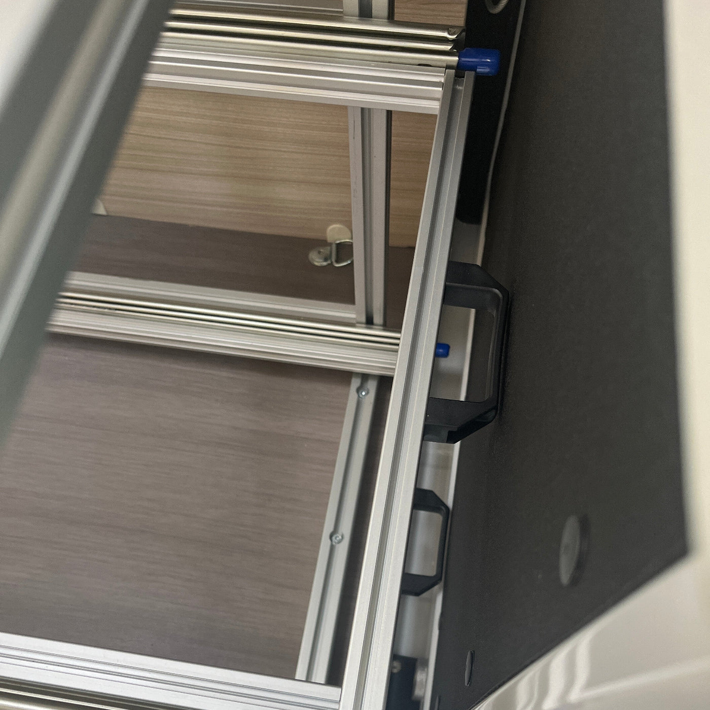 Detailnsicht Heckauszug Malibu Twin 600, Tür geschlossen.