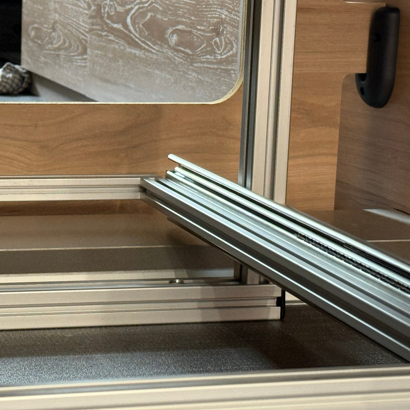 Stabiler Heckauszug mit 2 Etagen für den Dethleffs Globetrail Advantage - Etagen sind jeweils mit Vollauszüge ausgerüstet die im eingefahrenen und ausgefahrenen Zusatnd verriegeln