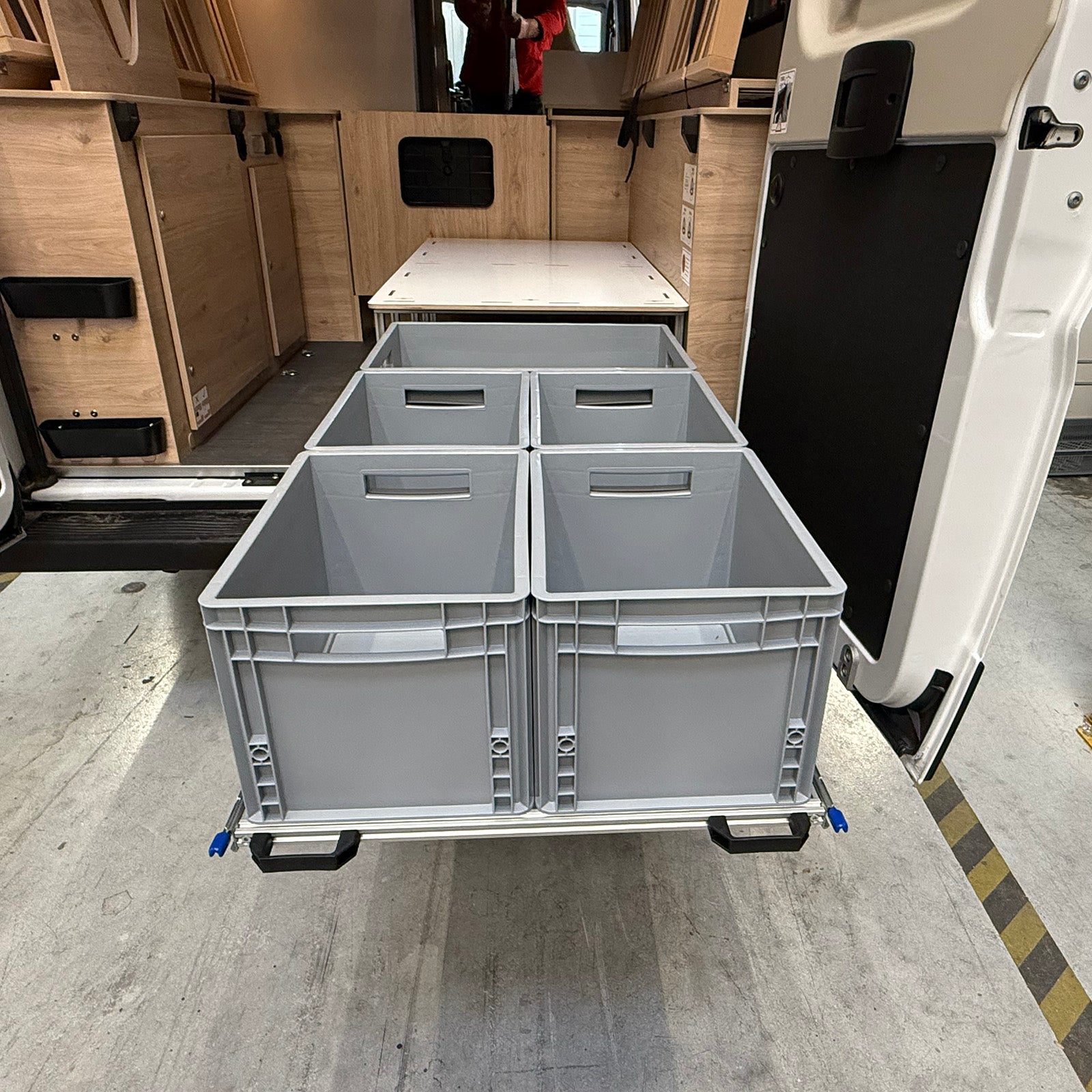 Heckauszug mit Ablage in einem Dethleffs Camper. Frontalansicht, Euroboxen sind komplett ausgefahren.