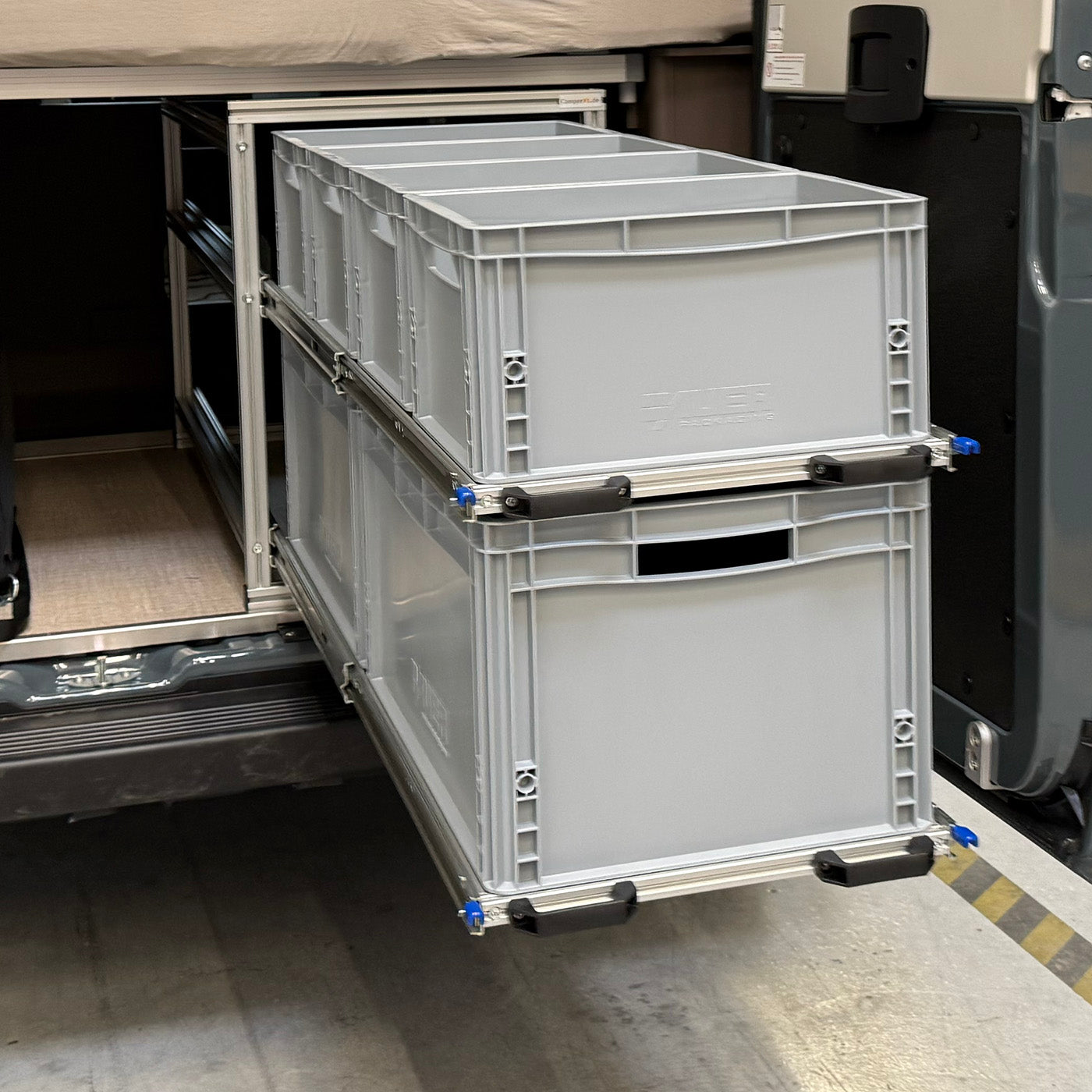 Passgenauer Heckauszug für Euroboxen im Bürstner Campeo.